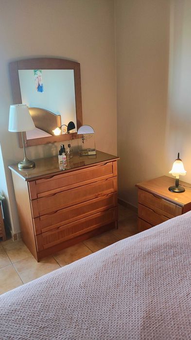 Quarto completo (cama + 2 mesas cabeceira + cómoda + espelho)