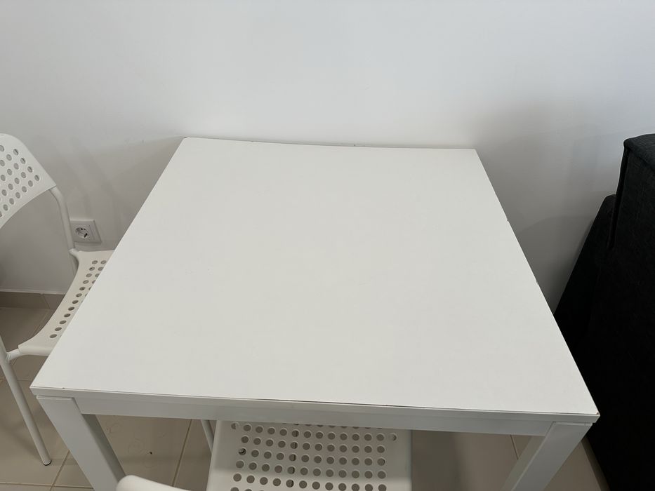 Mesa e cadeiras