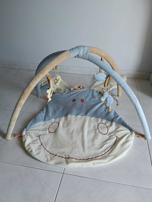 Tapete de atividades para bebé.