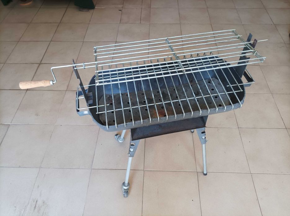 Grelhador portátil de ferro fundido com rodinhas