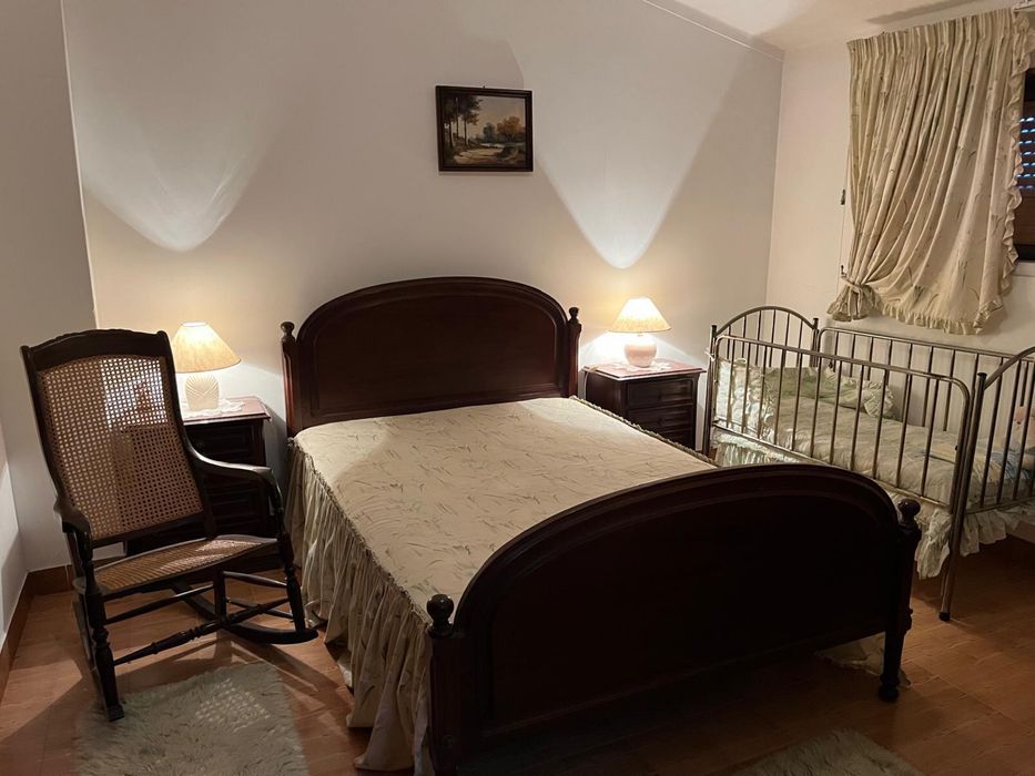 Cama casal com colchao e uma cama de bebé