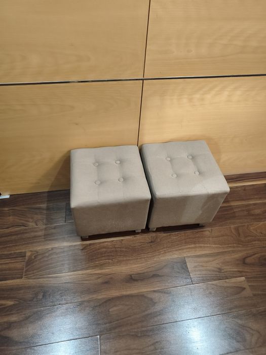 Conjunto lindíssimo composto por dois pufs em tons neutros