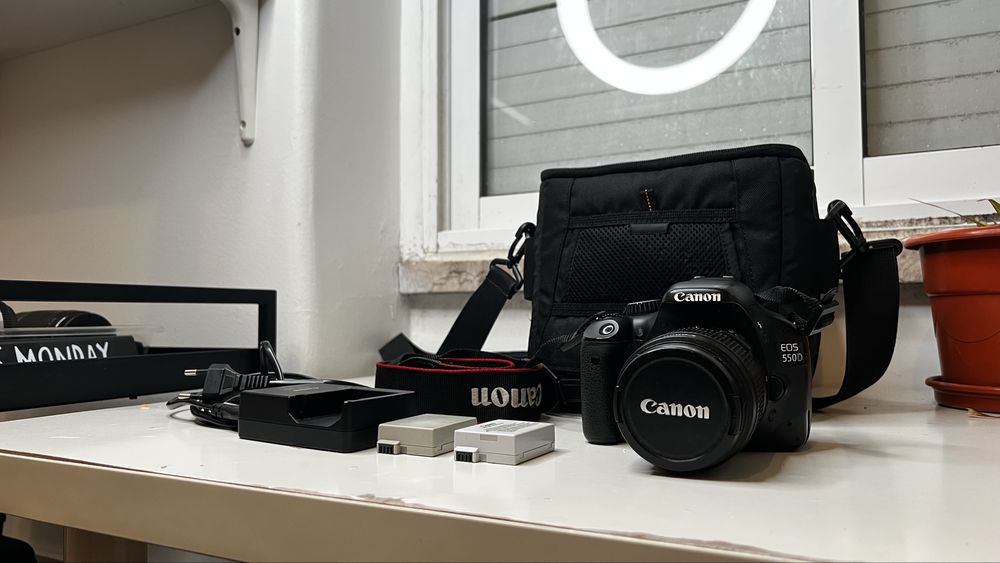 Canon EOS 550D + Objetiva 18-55mm IS | 2 Baterias + Bolsa | Bom Estado