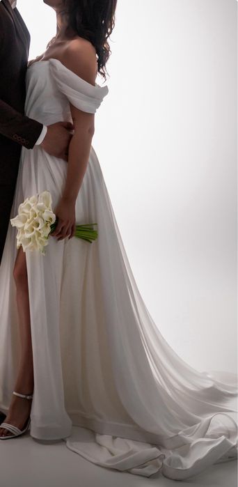 Весільна сукня зі шлейфом