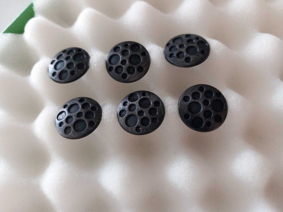 6 Botões em metal cor de chumbo com círculos. 1,8 cm diâmetro. Novos.