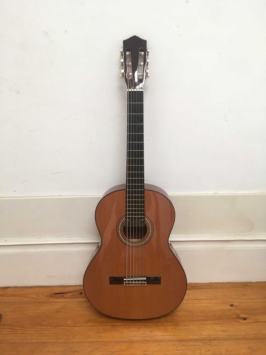 Baixo acústico de Porto Guitarra com ligação para amplificador