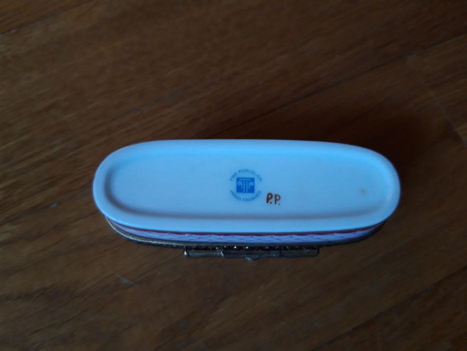 Caixinha antiga de porcelana com motivos cor de rosa - marca P.P.