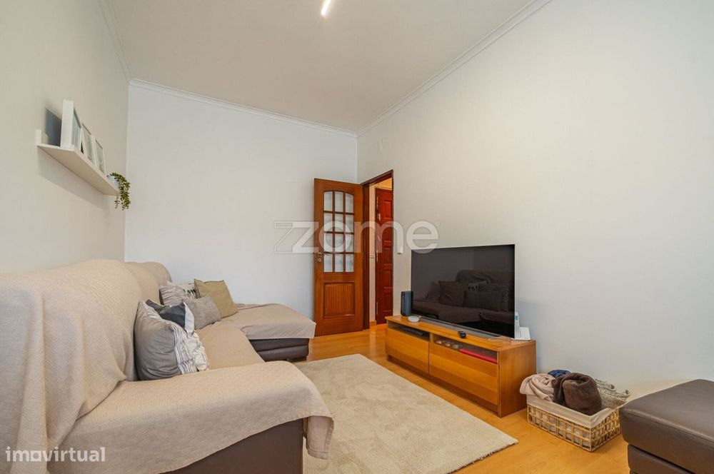 T2 Remodelado | Varanda Fechada | Excelente Localização na Amadora