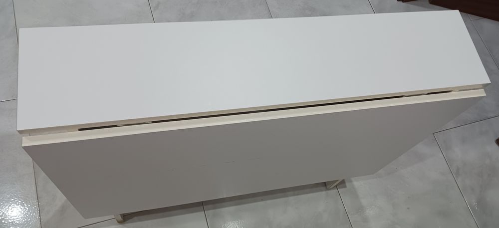 Mesa branca dobrável em 3