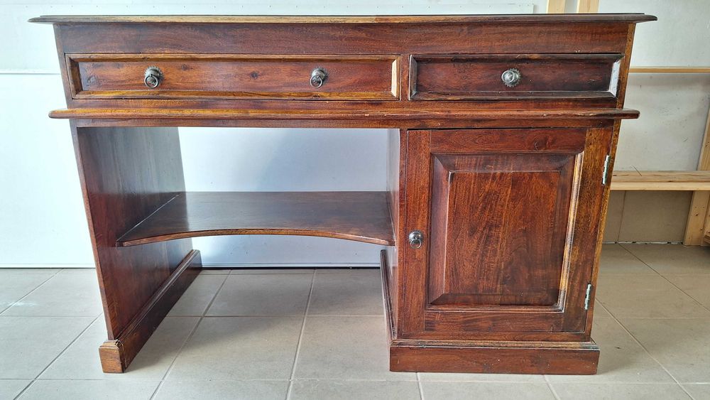 Solidne biurko z drewna – klasyk, idealne do renowacji