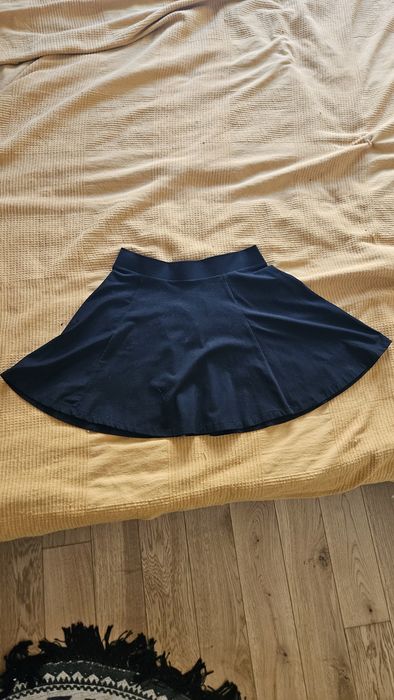Czarna rozkloszowana spódniczka basic HM M pas 40cm