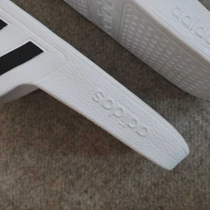 Białe klapki Adidas basenowe na plaże pod prysznic piankowe gumowe