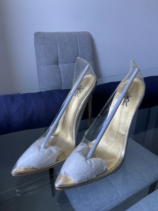 Sapatos Jessica Rich transparentes com salto dourado – NOVOS