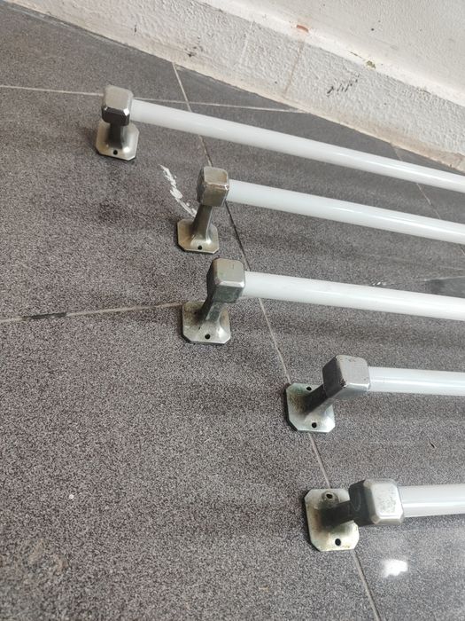 5 suportes para toalheiro em vidro.