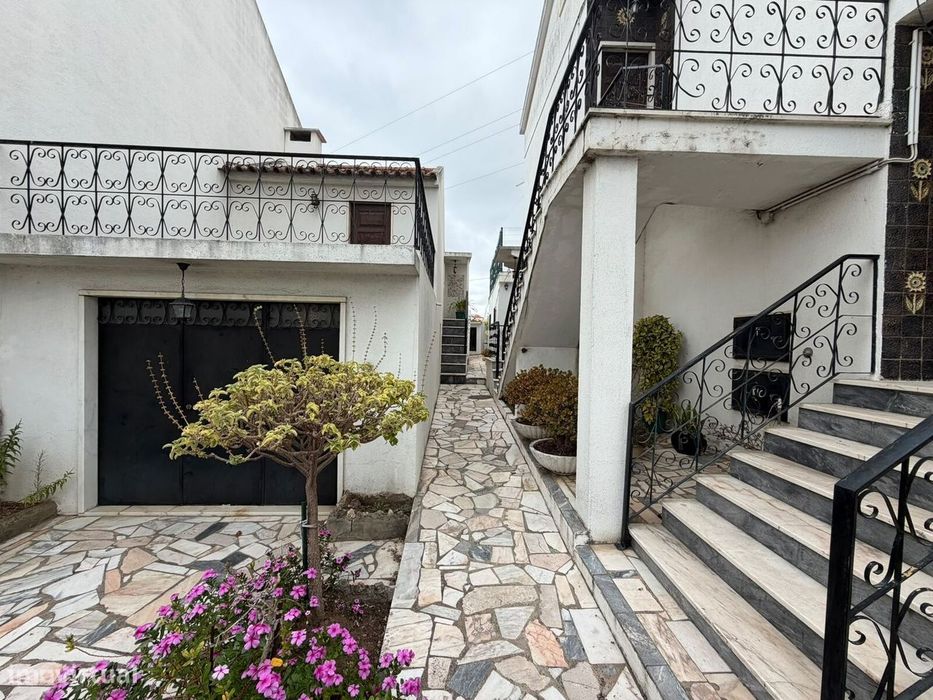 Moradia Bi-familiar T5 + 1 com jardim, Loures