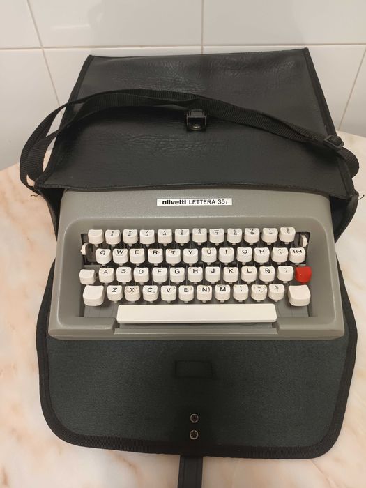 Máquina de escrever Olivetti Lettera 35