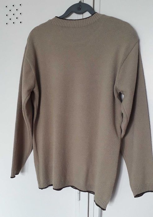 Camisola com bolsos frontais