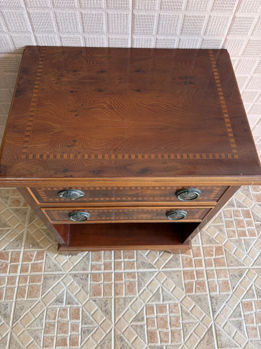 Mesinha de Cabeceira / Apoio Vintage com Marchetaria – Estilo Clássico