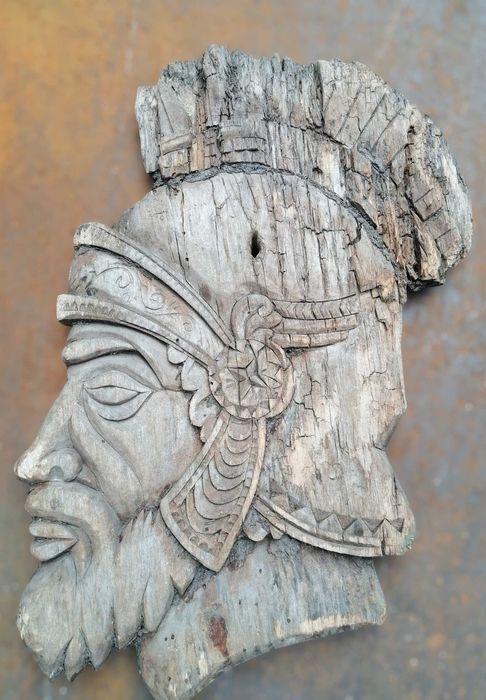 Старовинна різьба по дереву.