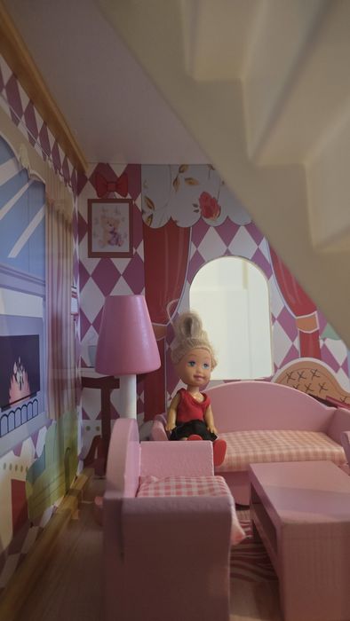 Drewniany domek dla lalek- z mebelkami i 5 mini laleczkami