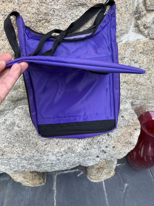 Saco a tiracolo de cor roxa