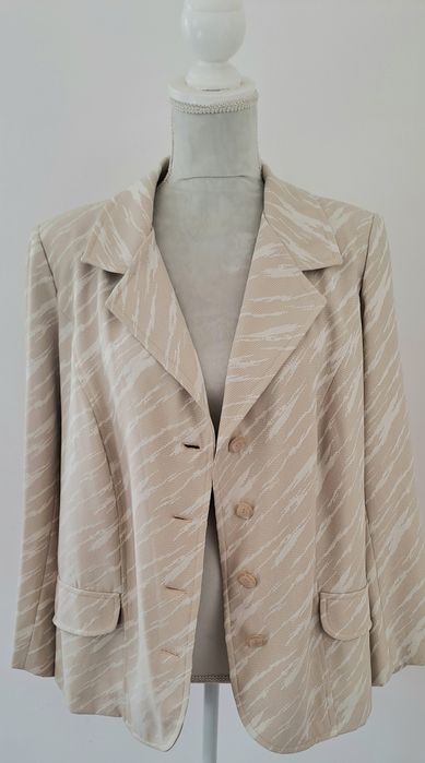 blazer feminino de cor bege com um padrão abstrato claro,