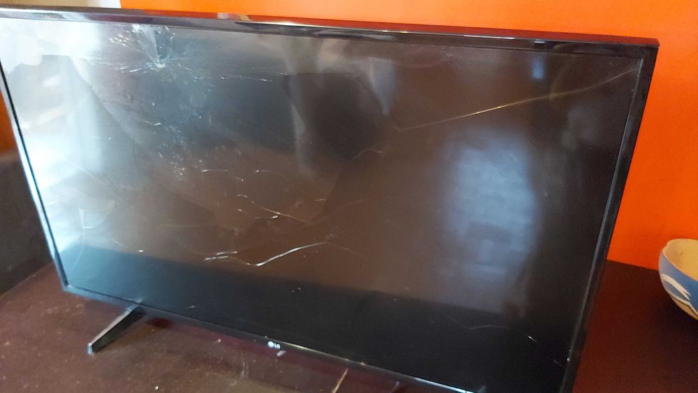 3 tv's com ecrã partido