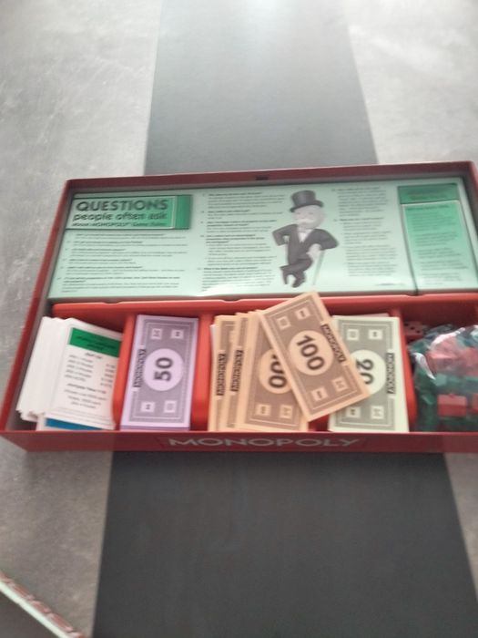 Vendo jogo Monopoly urgência