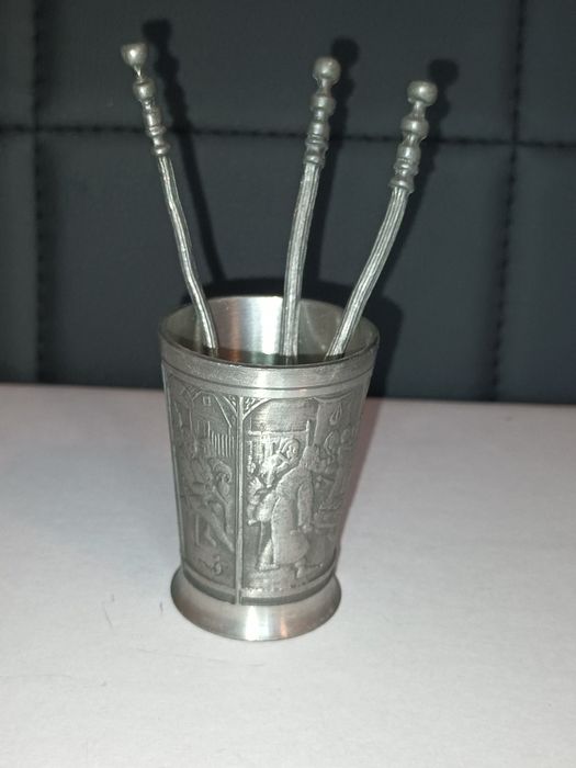 Металлическая рюмка