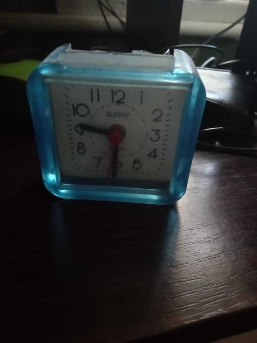 продам  часы настольные