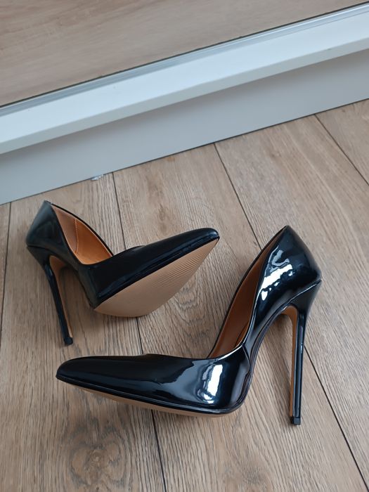 Czarne lakierowane szpilki