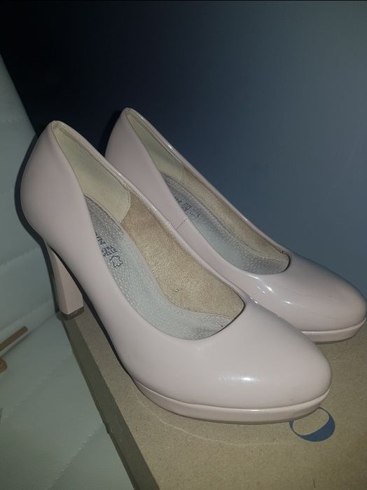 Beżowe lakierowane buty na obcasie