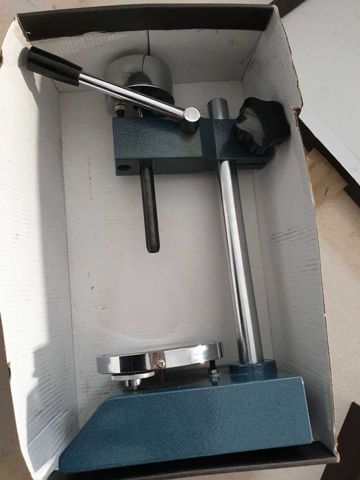 Durômetro mais suporte de bancada da marca Sauter