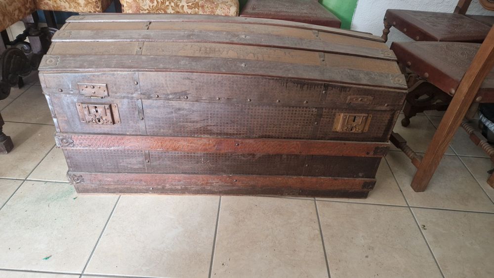 Baú antigo em madeira e chapa