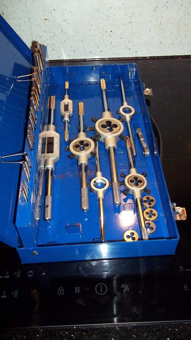 Zestaw gwintowników ręcznych i narzynek z wiertłami M3-M12 HSSE