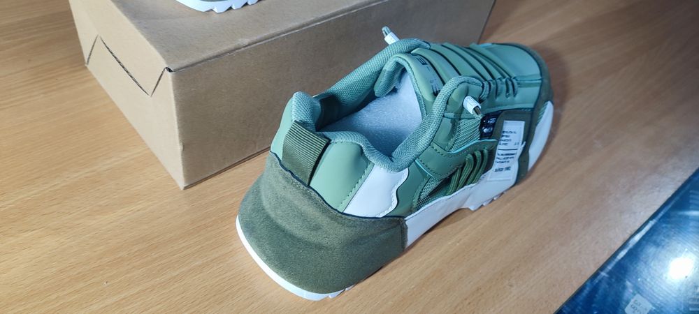 Sapatilhas de Homem. N. 43. Novas.