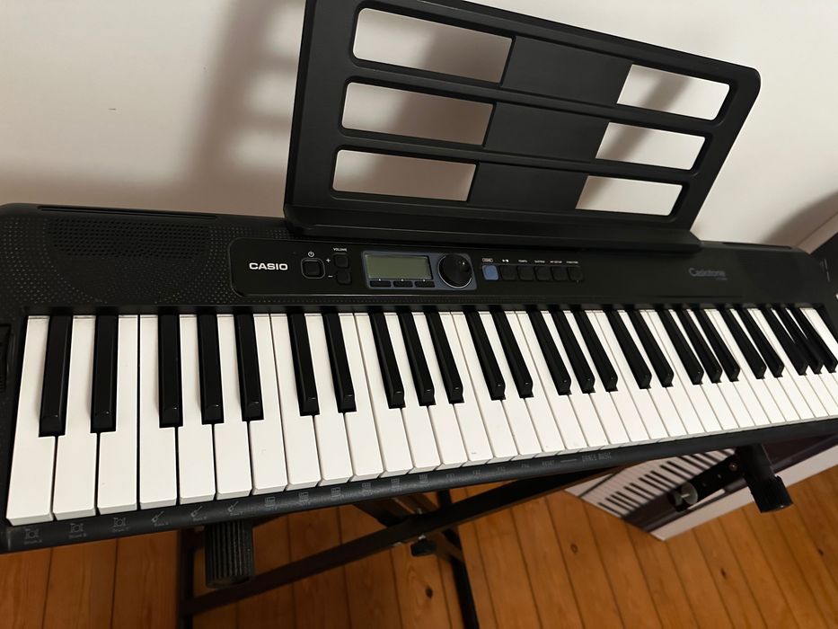 Piano/Keyboard Casio CT S300 + suporte + banco, como novo