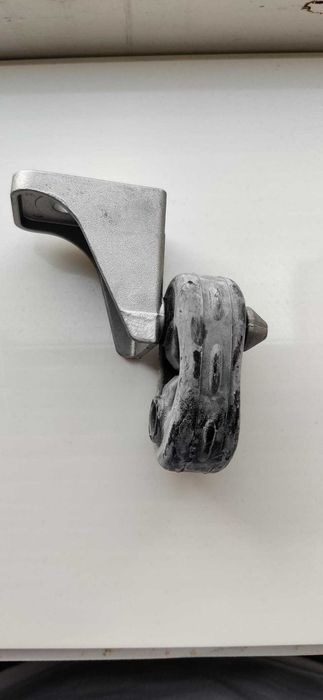 5Q0 253 144 AD Крепление глушителя