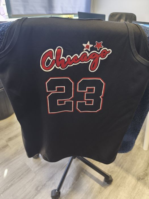 Vendo t-shirt preta de alças (portes incluídos)