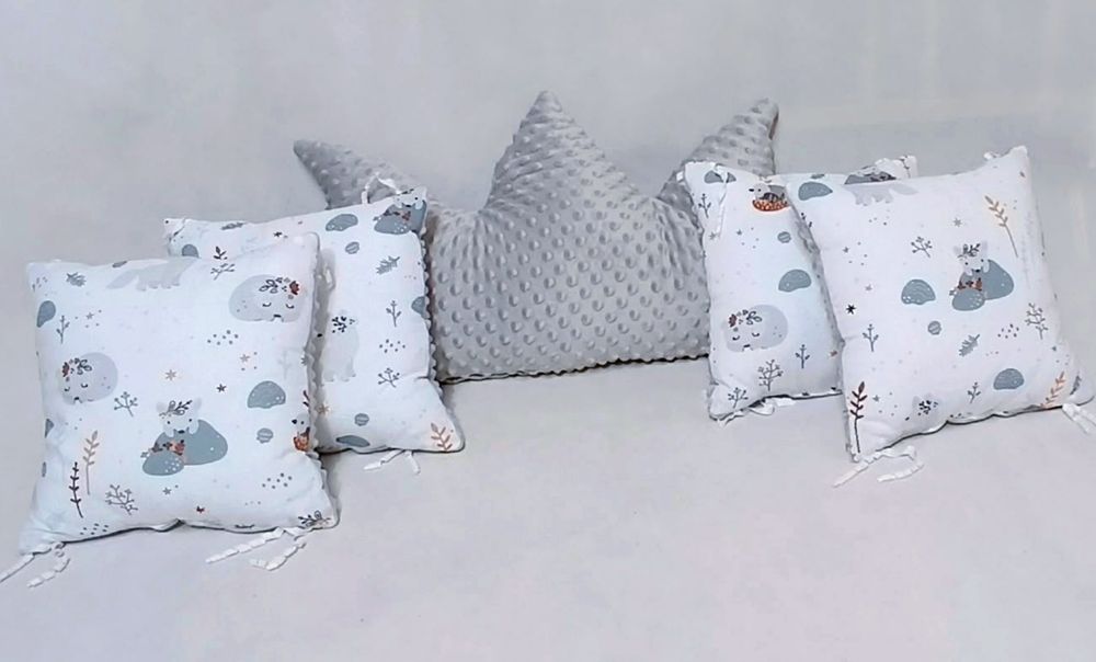 Ochraniacze do łóżeczka poduszki z koroną