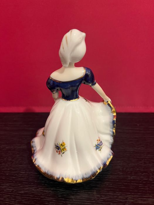 Статуетка дама….