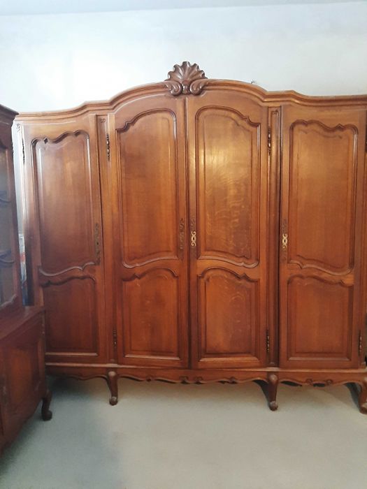 Klasyczna szafa i witryna w stylu ludwikowskim