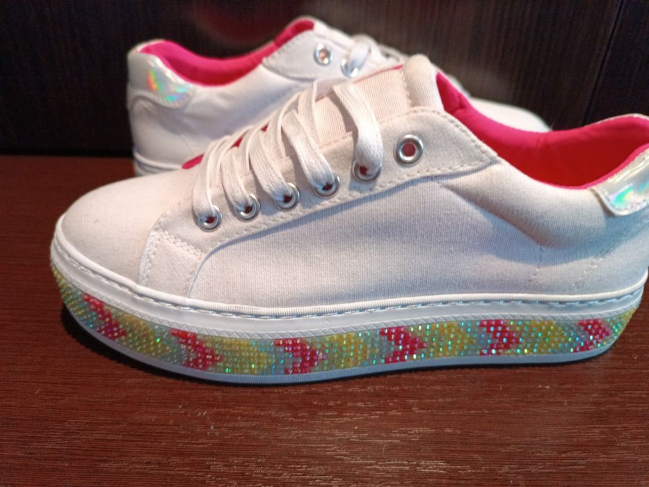 Білі нові кеди з блискітками