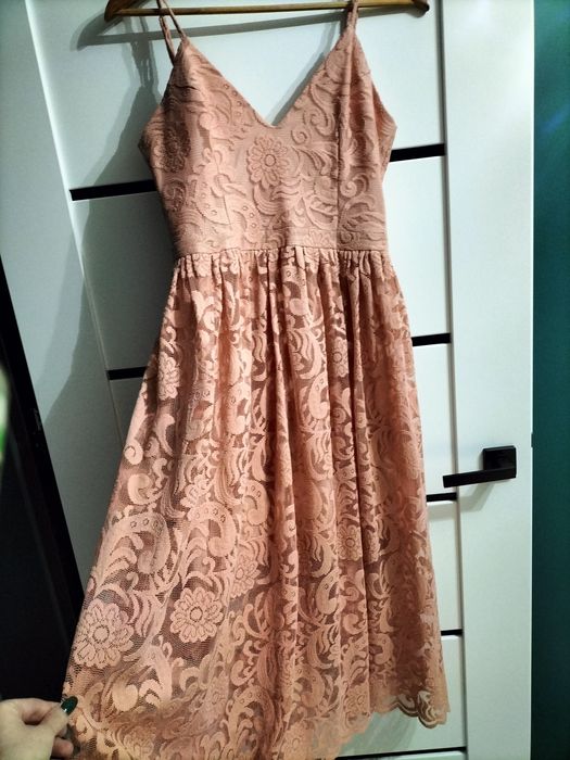 Sukienka na ramiączkach pudrowy róż koronka