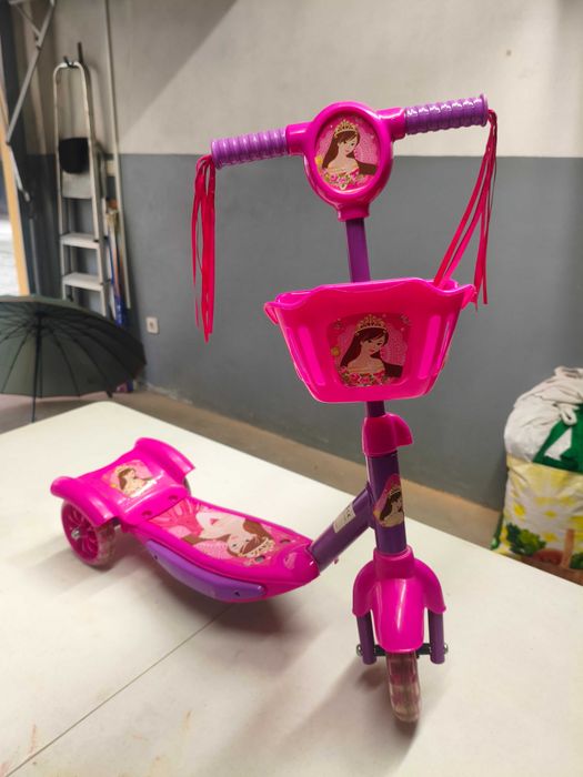 Trotinete menina pequena