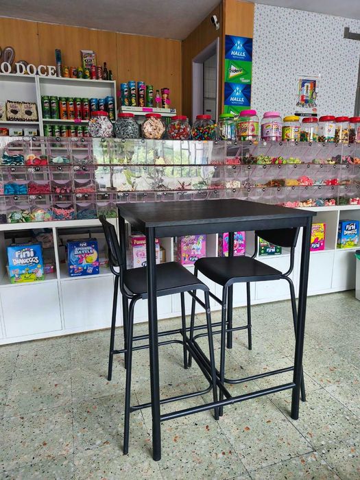 Conjunto de Mesa Alta + 2 Bancos de Bar