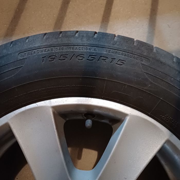 Felgi aluminiowe Dunlop opony letnie VW  golf plus Stojak  Felgi 15 alusy