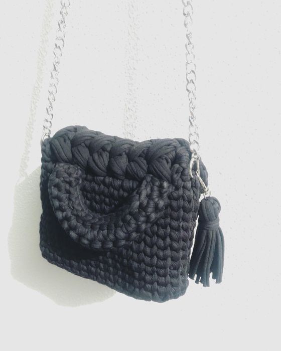 Mala preta de croché Feita à mão