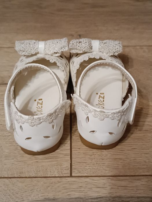 Pantofle baleriny r.22 białe eleganckie dziewczynka