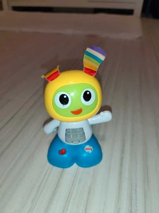Interaktywny robot BeBo od marki Fisher Price.